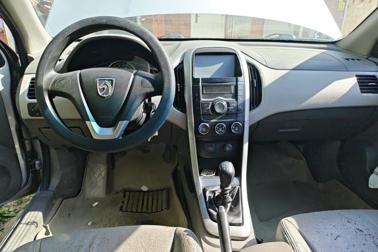 Used Baojun 630 2011 1.5L manual standard version Center Console