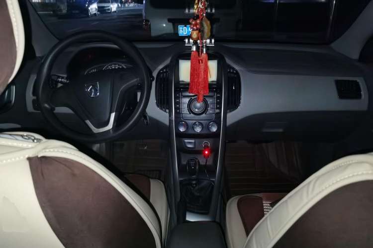 Used Baojun 630 2011 1.5L manual Comfort trim level Center Console
