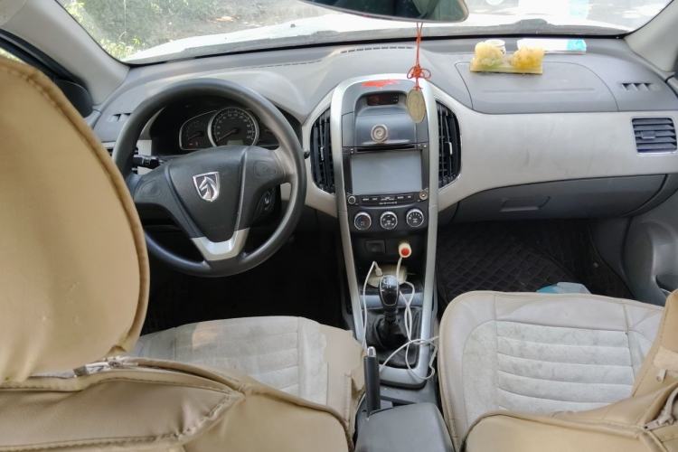 Used Baojun 630 2011 1.5L manual Comfort trim level Center Console