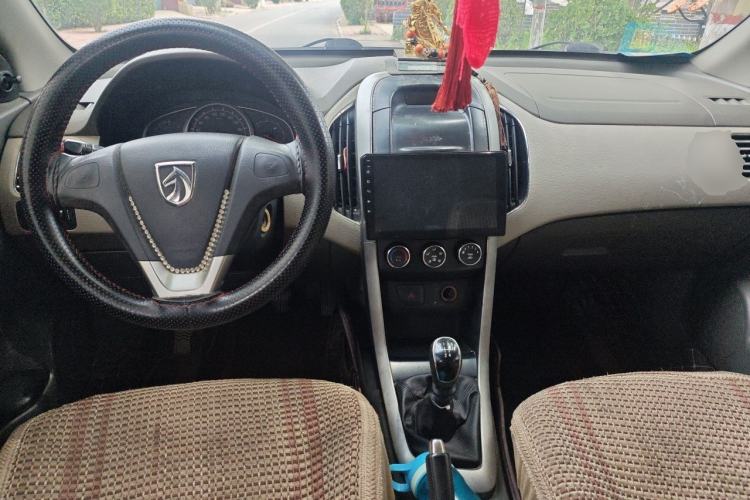 Used Baojun 630 2011 1.5L manual Comfort trim level Center Console