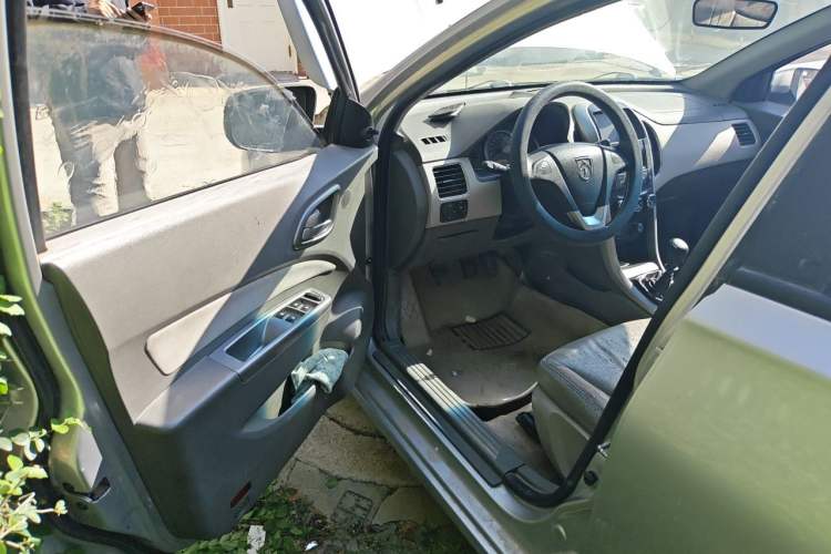 Used Baojun 630 2011 1.5L manual standard version Driver Seat