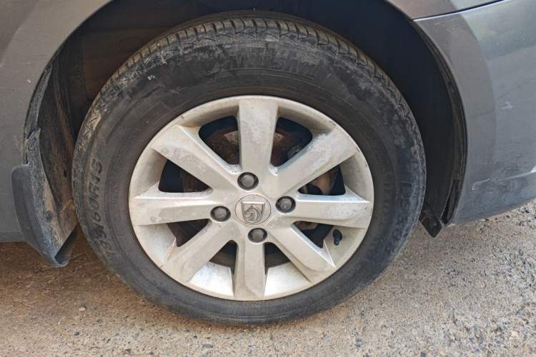 Used Baojun 630 2011 1.5L manual Elite version Right Front Wheel Hub