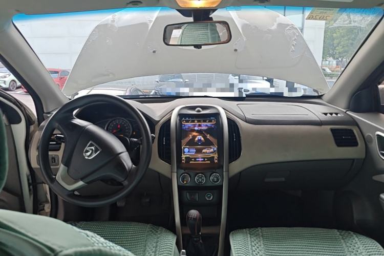 Used Baojun 630 2011 1.5L manual Comfort trim level Center Console