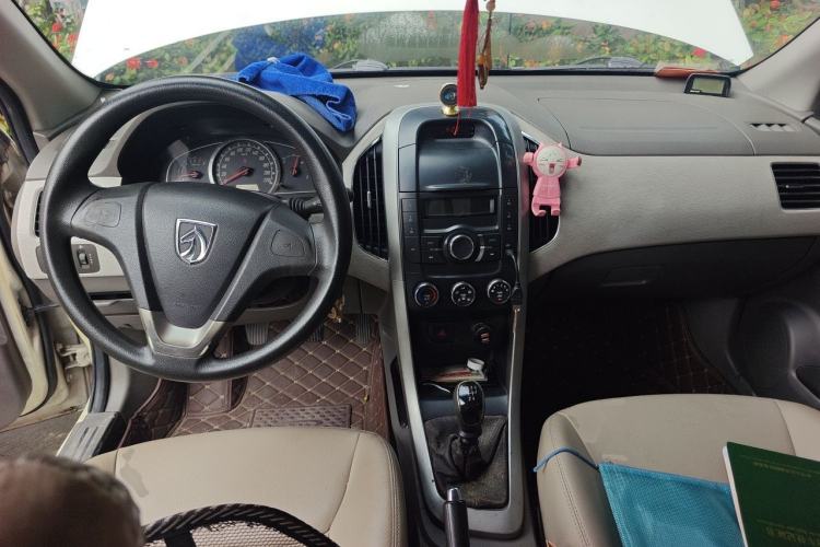 Used Baojun 630 2011 1.5L manual standard version Center Console