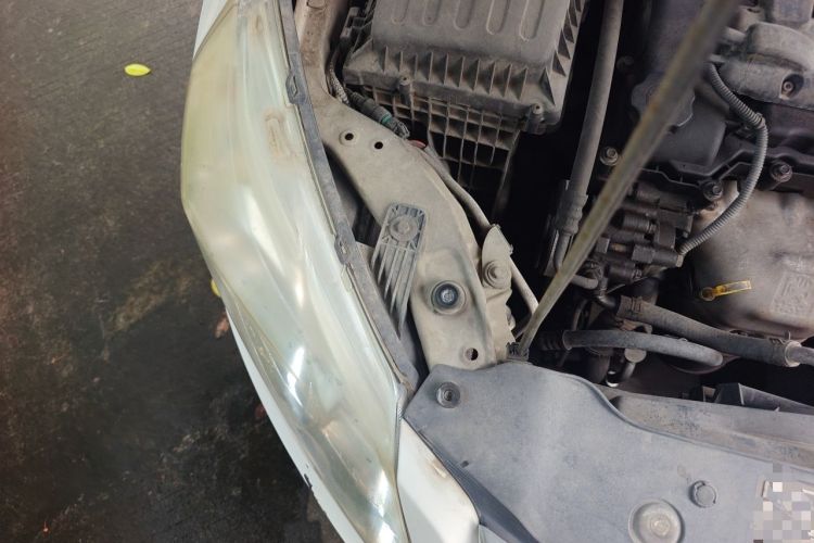 Used Baojun 630 2011 1.5L manual standard version Engine Bay Right