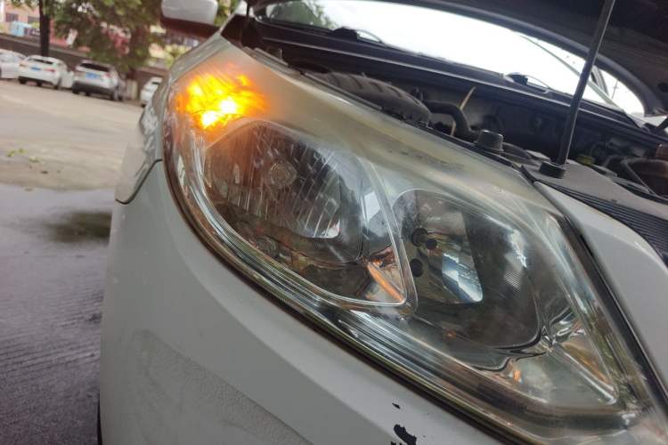Used Baojun 630 2011 1.5L manual standard version Right Front Headlight