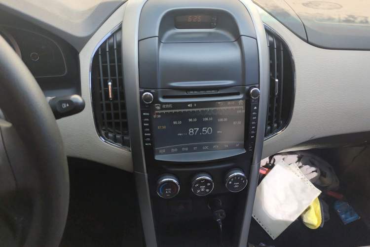 Used Baojun 630 2012 1.8L manual Comfort trim level Audio And AC Panel