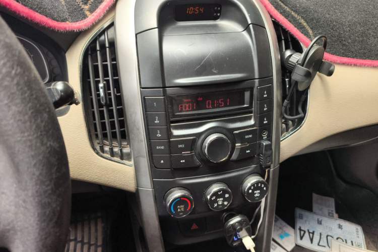Used Baojun 630 2012 1.8L manual Comfort trim level Audio And AC Panel