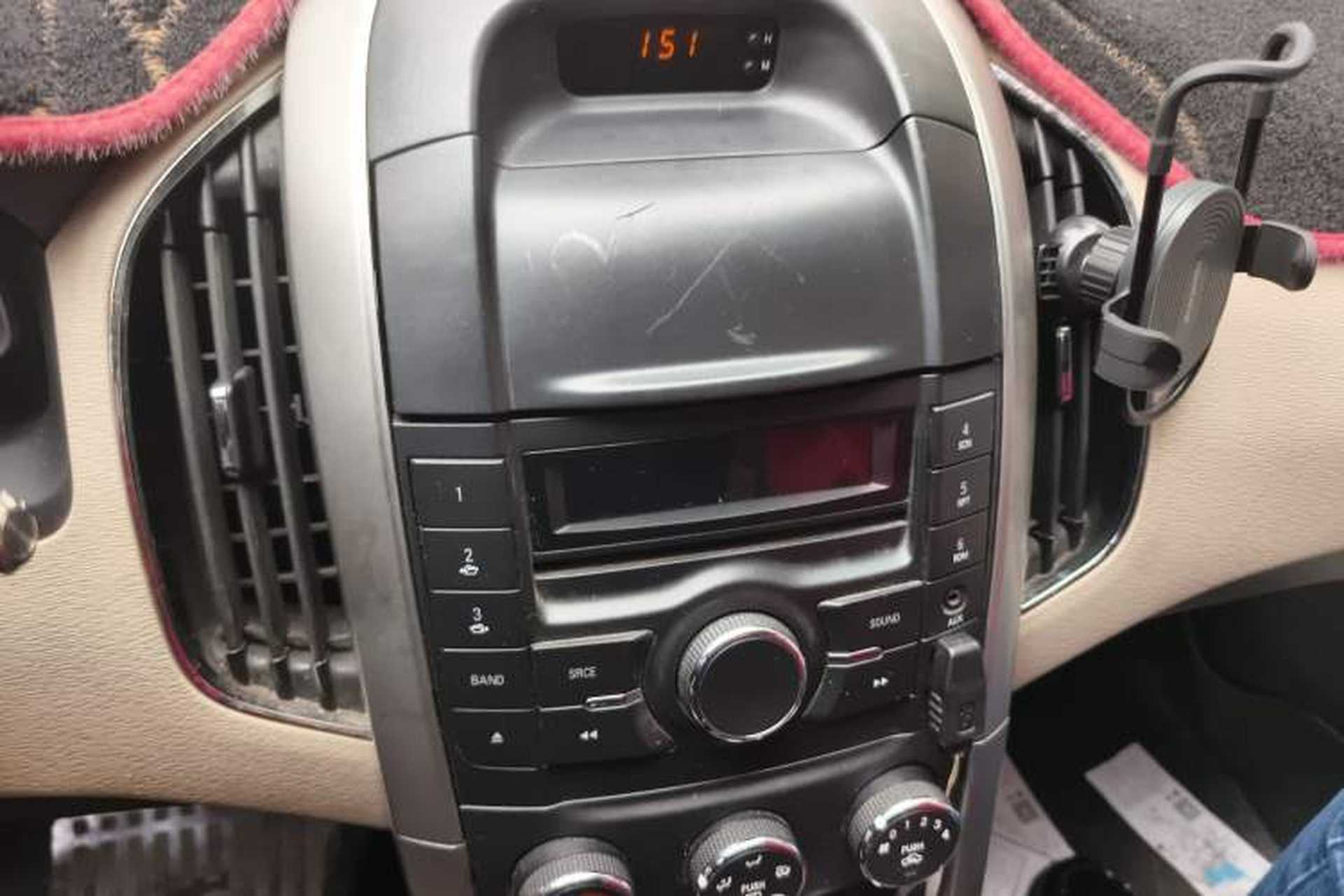 Used Baojun 630 2012 1.8L manual Comfort trim level Audio And AC Panel