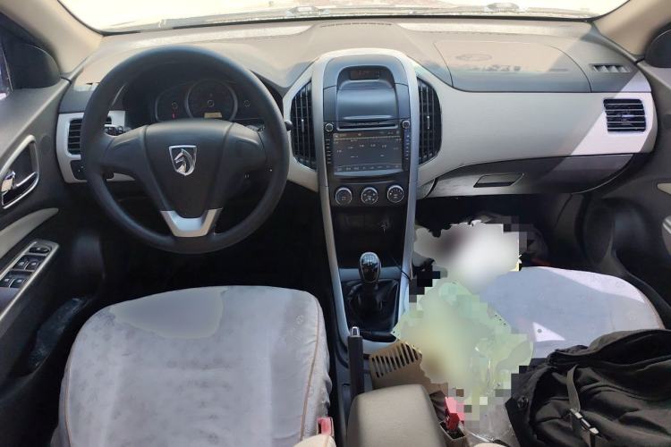 Used Baojun 630 2012 1.8L manual Comfort trim level Center Console