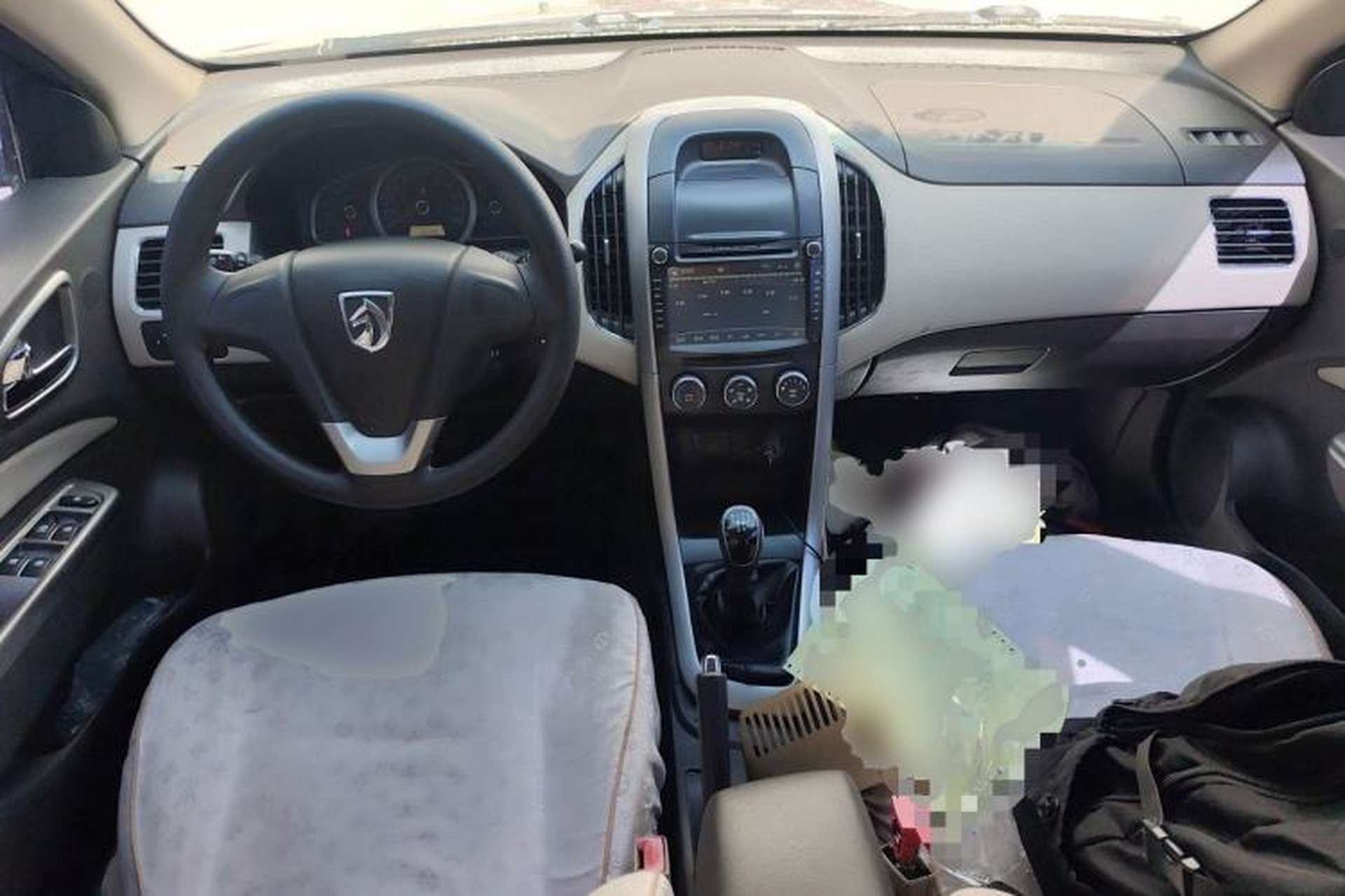 Used Baojun 630 2012 1.8L manual Comfort trim level Center Console