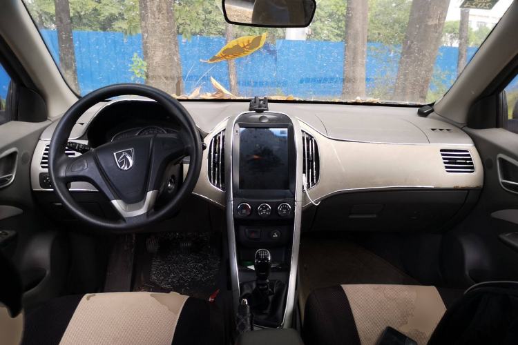 Used Baojun 630 2012 1.5L DVVT manual comfort version Center Console