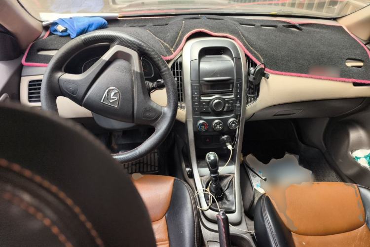 Used Baojun 630 2012 1.8L manual Comfort trim level Center Console