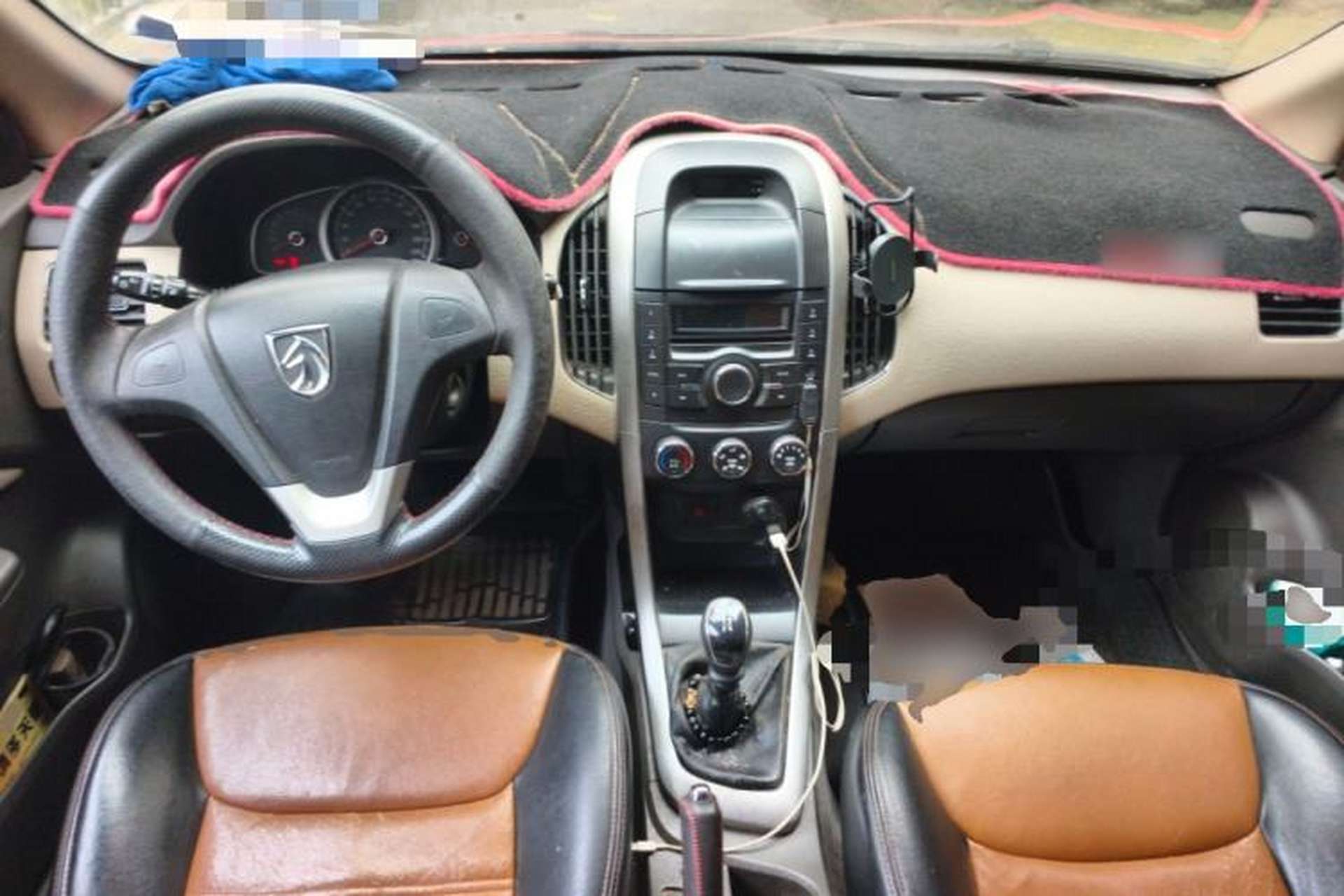 Used Baojun 630 2012 1.8L manual Comfort trim level Center Console