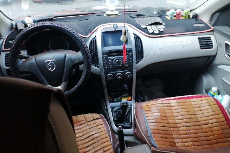 Used Baojun 630 2012 1.5L DVVT manual comfort version Center Console