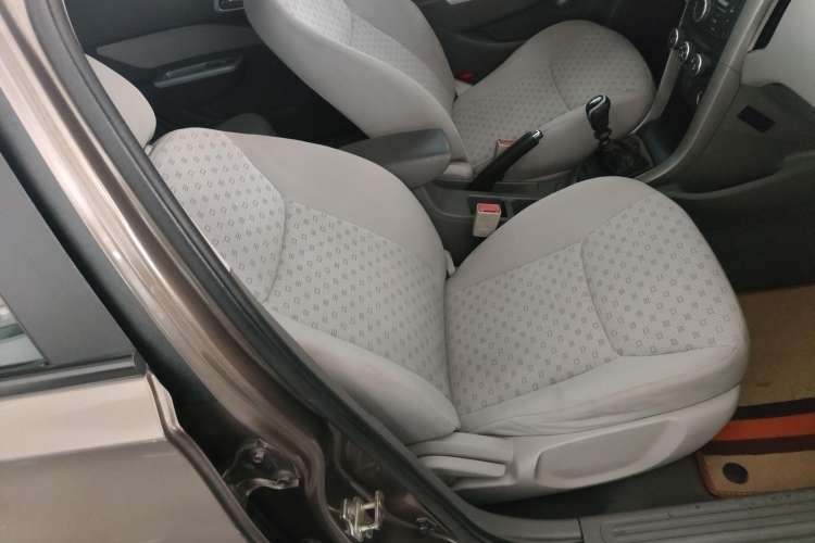 Used Baojun 630 2012 1.5L DVVT manual comfort version Interior 1