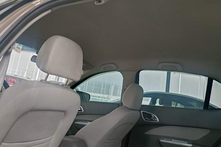 Used Baojun 630 2012 1.5L DVVT manual comfort version Interior 4