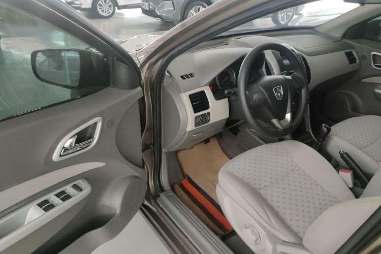 Used Baojun 630 2012 1.5L DVVT manual comfort version Interior 5