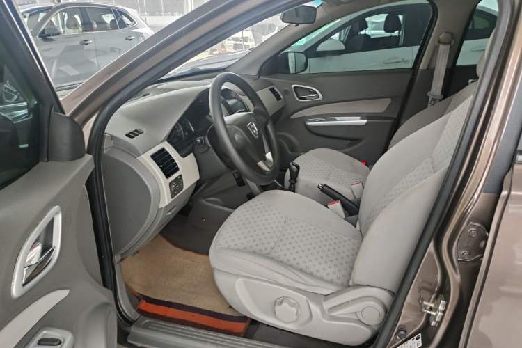 Used Baojun 630 2012 1.5L DVVT manual comfort version Interior 6