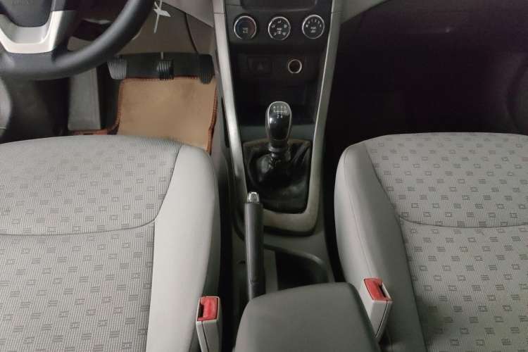 Used Baojun 630 2012 1.5L DVVT manual comfort version Interior 7
