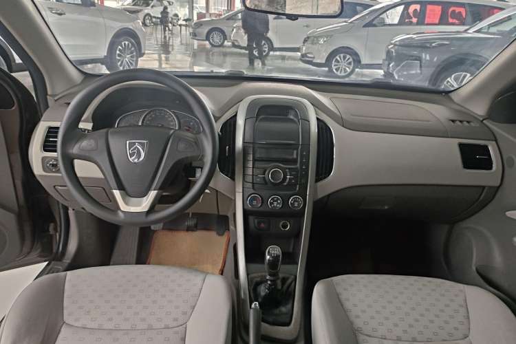 Used Baojun 630 2012 1.5L DVVT manual comfort version Interior 8
