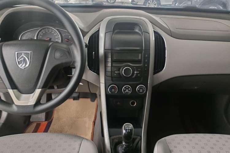 Used Baojun 630 2012 1.5L DVVT manual comfort version Interior 9