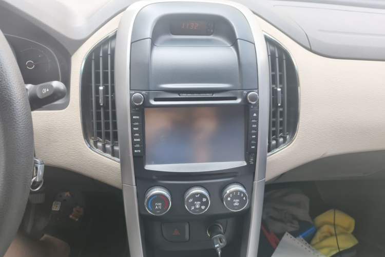 Used Baojun 630 2012 1.8L manual Comfort trim level Audio And AC Panel