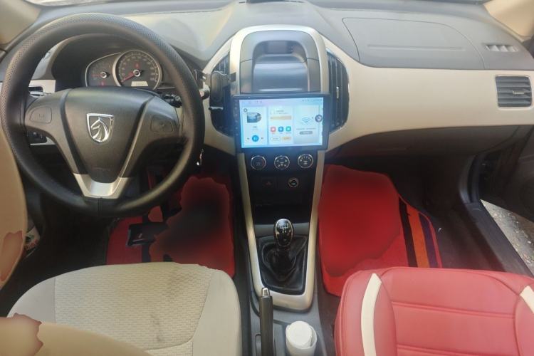 Used Baojun 630 2012 1.8L manual Comfort trim level Center Console
