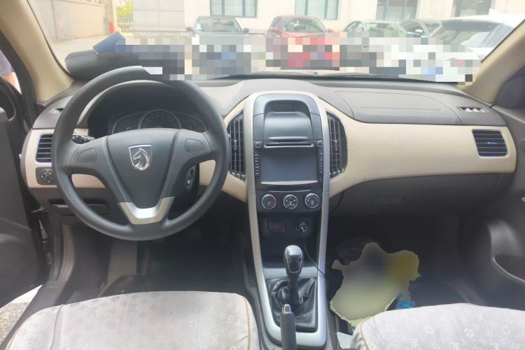 Used Baojun 630 2012 1.8L manual Comfort trim level Center Console