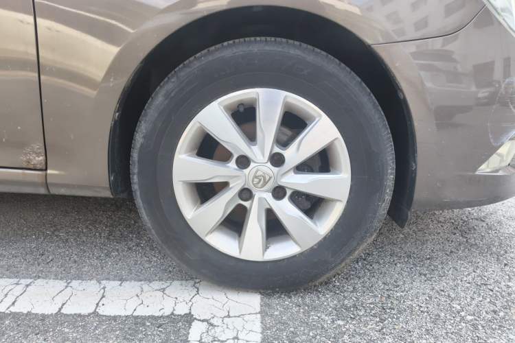 Used Baojun 630 2012 1.8L manual Comfort trim level Right Front Wheel Hub