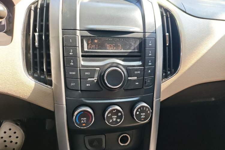 Used Baojun 630 2012 1.5L DVVT Automatic Elite Model Audio And AC Panel