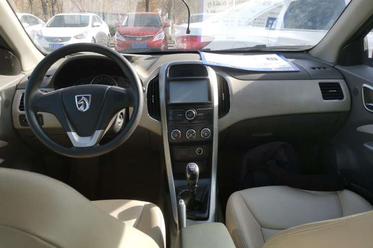 Used Baojun 630 2012 1.5L DVVT manual comfort version Center Console