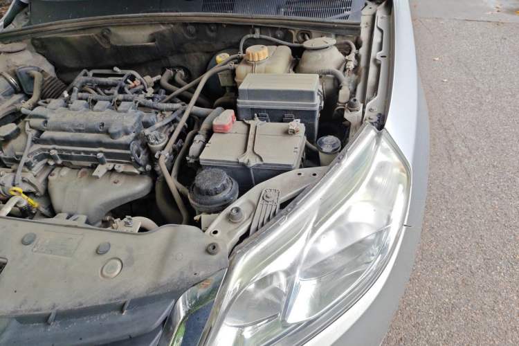 Used Baojun 630 2012 1.5L DVVT manual comfort version Engine Bay Left