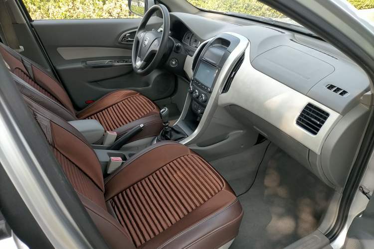 Used Baojun 630 2012 1.5L DVVT manual comfort version Interior 1