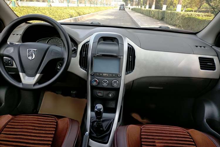 Used Baojun 630 2012 1.5L DVVT manual comfort version Interior 3
