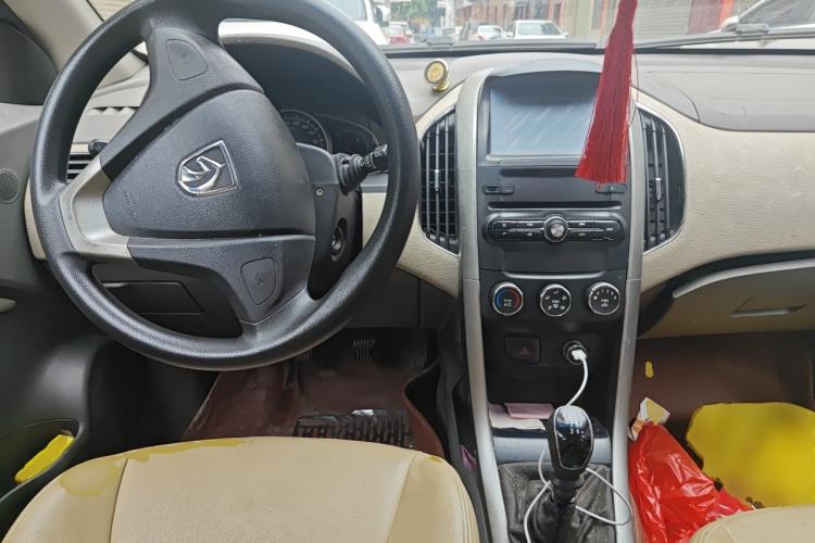 Used Baojun 630 2012 1.5L DVVT manual comfort version Center Console