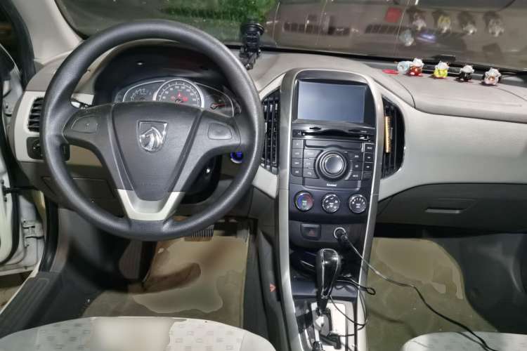 Used Baojun 630 2012 1.5L DVVT automatic comfort version Center Console