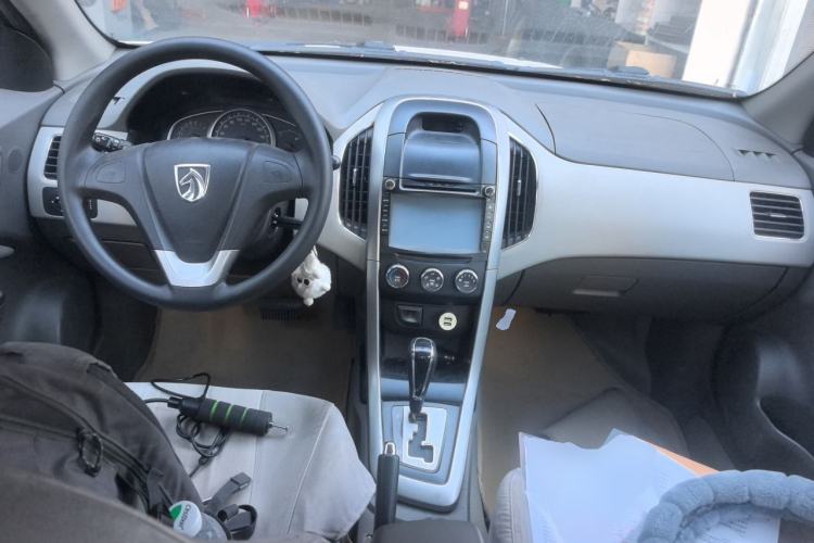 Used Baojun 630 2012 1.5L DVVT automatic comfort version Center Console