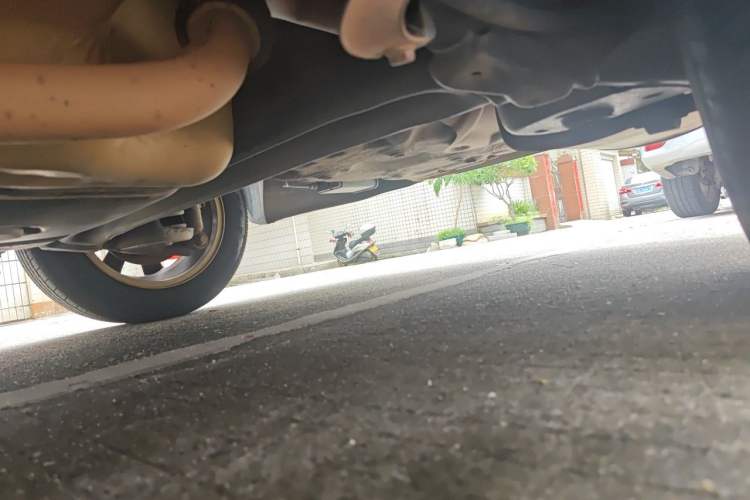Used Baojun 630 2012 1.5L DVVT manual comfort version Chassis Rear