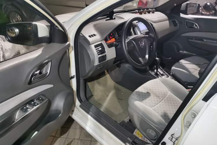 Used Baojun 630 2012 1.5L DVVT automatic comfort version Driver Seat