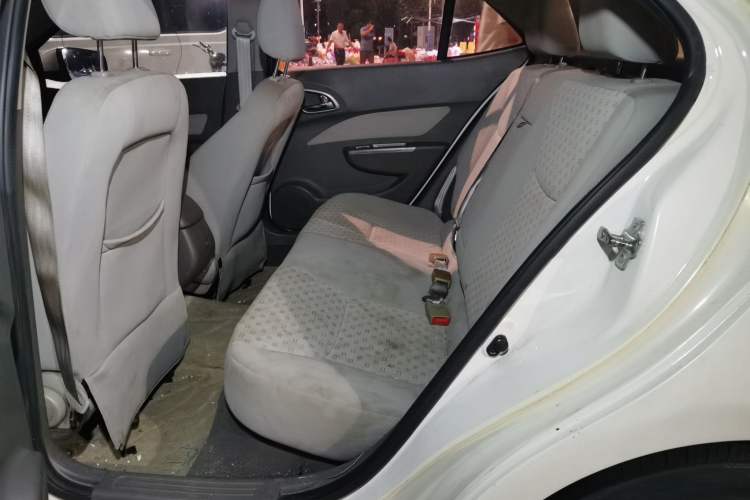 Used Baojun 630 2012 1.5L DVVT automatic comfort version Left Rear Seat