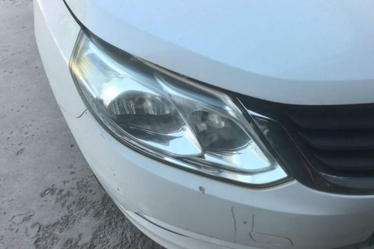 Used Baojun 630 2012 1.5L DVVT automatic comfort version Right Front Headlight