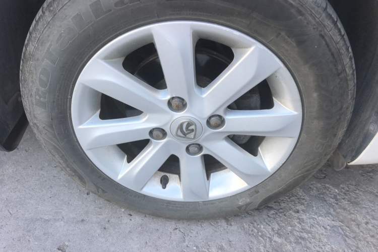 Used Baojun 630 2012 1.5L DVVT automatic comfort version Right Front Wheel Hub
