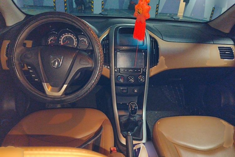 Used Baojun 630 2013 1.5L manual Elite version Center Console