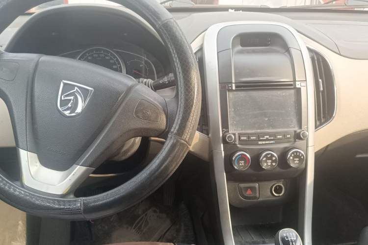 Used Baojun 630 2013 1.5L manual standard version Center Console