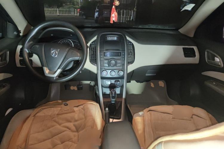 Used Baojun 630 2013 1.5L manual standard version Center Console