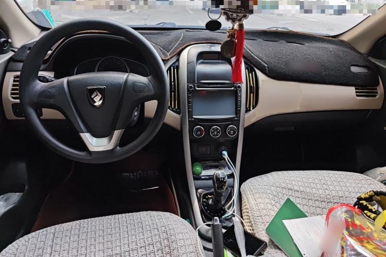 Used Baojun 630 2013 1.5L manual standard version Center Console