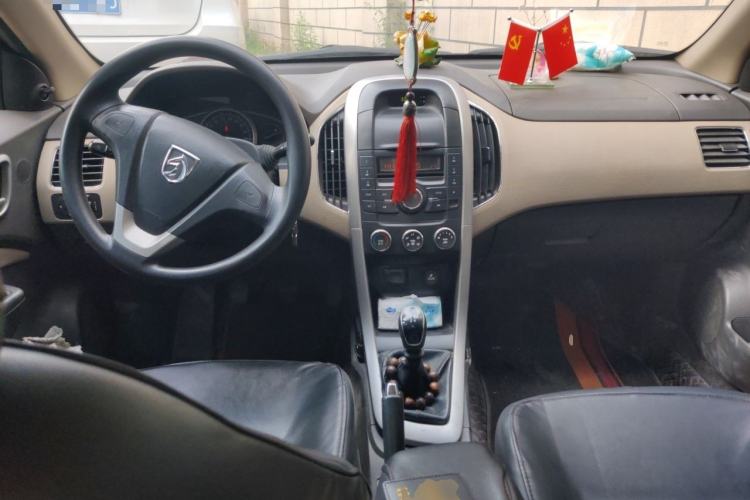 Used Baojun 630 2013 1.5L manual standard version Center Console