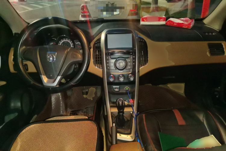 Used Baojun 630 2013 1.5L manual Comfort trim Center Console