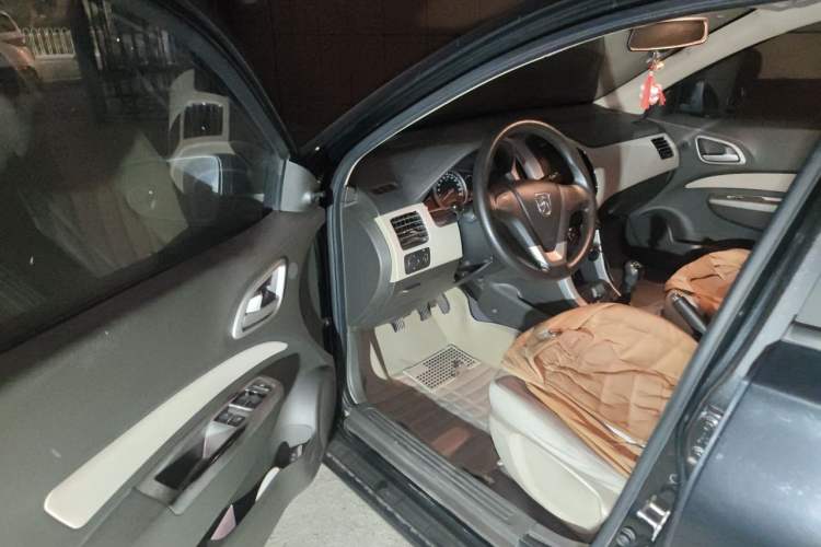Used Baojun 630 2013 1.5L manual standard version Driver Seat